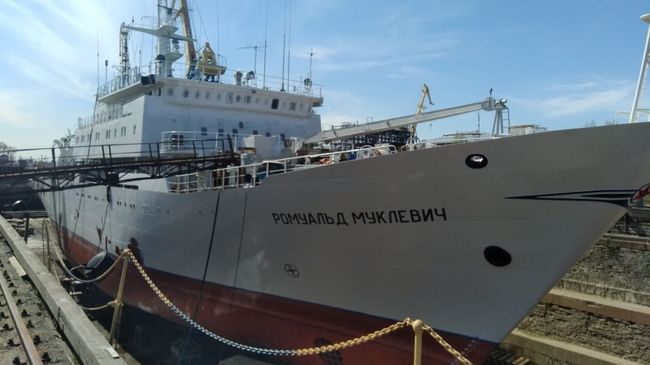 Судно «Ромуальд Муклевич» на территории Кронштадтского морского завода в Санкт-Петербурге. 11 мая 2018 Судно «Ромуальд Муклевич» на территории Кронштадтского морского завода в Санкт-Петербурге. 11 мая 2018