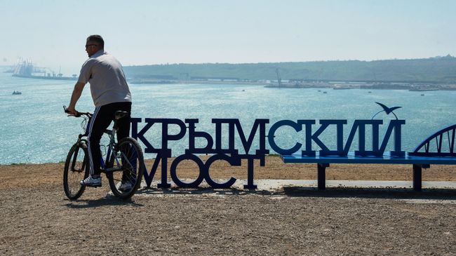 Мужчина на городской набережной в городе Керчь Мужчина на городской набережной в городе Керчь