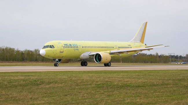 Самолет МС-21-300 после испытательного полета Самолет МС-21-300 после испытательного полета