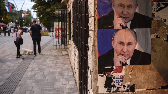 Плакаты с изображением Владимира Путина на улице города Митровицы во время празднования Дня Европы. 9 мая 2018 Плакаты с изображением Владимира Путина на улице города Митровицы во время празднования Дня Европы. 9 мая 2018