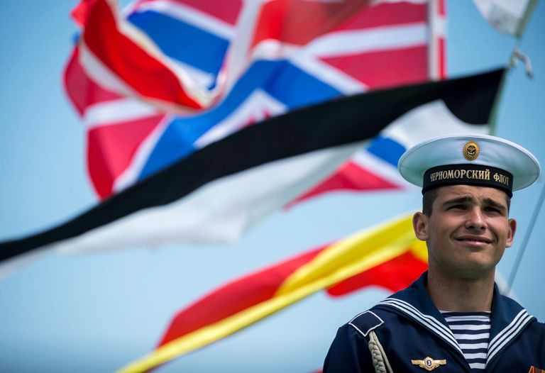 Моряк-Чернофлотец на борту боевого корабля Черноморского флота в Севастополе Моряк-Чернофлотец на борту боевого корабля Черноморского флота в Севастополе
