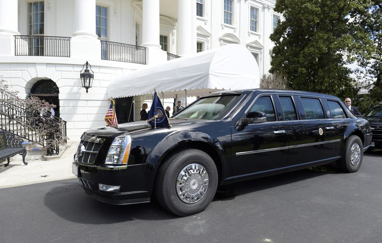 Лимузин Cadillac президента США Дональда Трампа у здания Белого дома в Вашингтоне Лимузин Cadillac президента США Дональда Трампа у здания Белого дома в Вашингтоне
