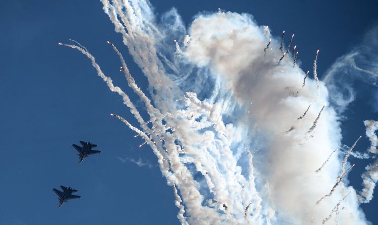 Истребители Су-30СМ пилотажной группы Русские Витязи во время празднования 80-летия Центра показа авиационной техники им. Кожедуба на аэродрома Кубинка в Московской области Истребители Су-30СМ пилотажной группы Русские Витязи во время празднования 80-летия Центра показа авиационной техники им. Кожедуба на аэродрома Кубинка в Московской области