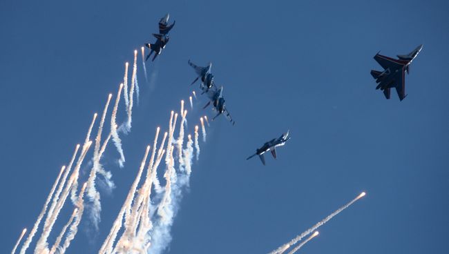 Истребители Су-30СМ пилотажной группы Русские Витязи и МиГ-29. Архивное фото