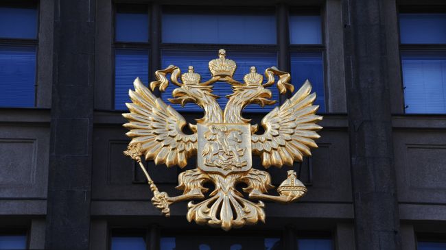 Герб на здании Государственной Думы РФ на улице Охотный ряд в Москве. Архивное фото Герб на здании Государственной Думы РФ на улице Охотный ряд в Москве. Архивное фото