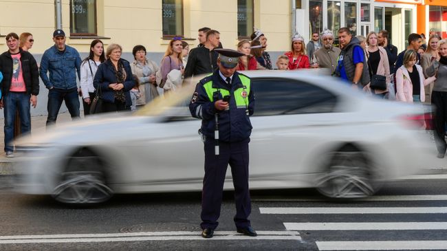 Автоинспектор ГИБДД на одной из улиц в Москве Автоинспектор ГИБДД на одной из улиц в Москве