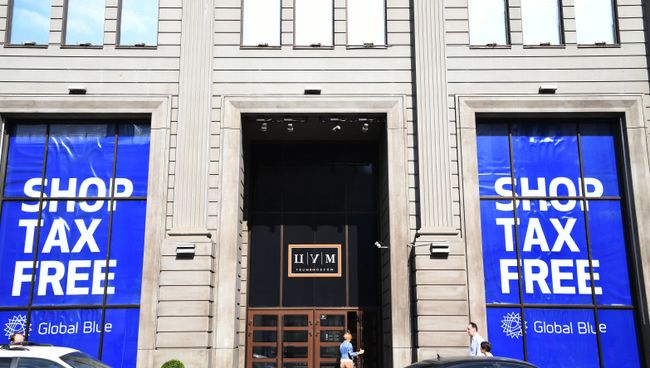 Эмблема tax free в витрине ЦУМа в Москве. Архивное фото