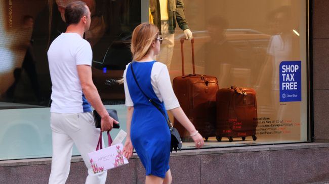 Эмблема tax free в витрине ЦУМа в Москве Эмблема tax free в витрине ЦУМа в Москве