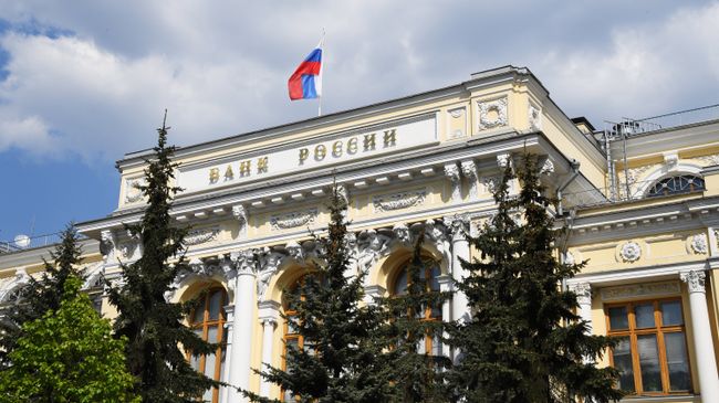 Флаг на здании Центрального банка РФ. Архивное фото Флаг на здании Центрального банка РФ. Архивное фото