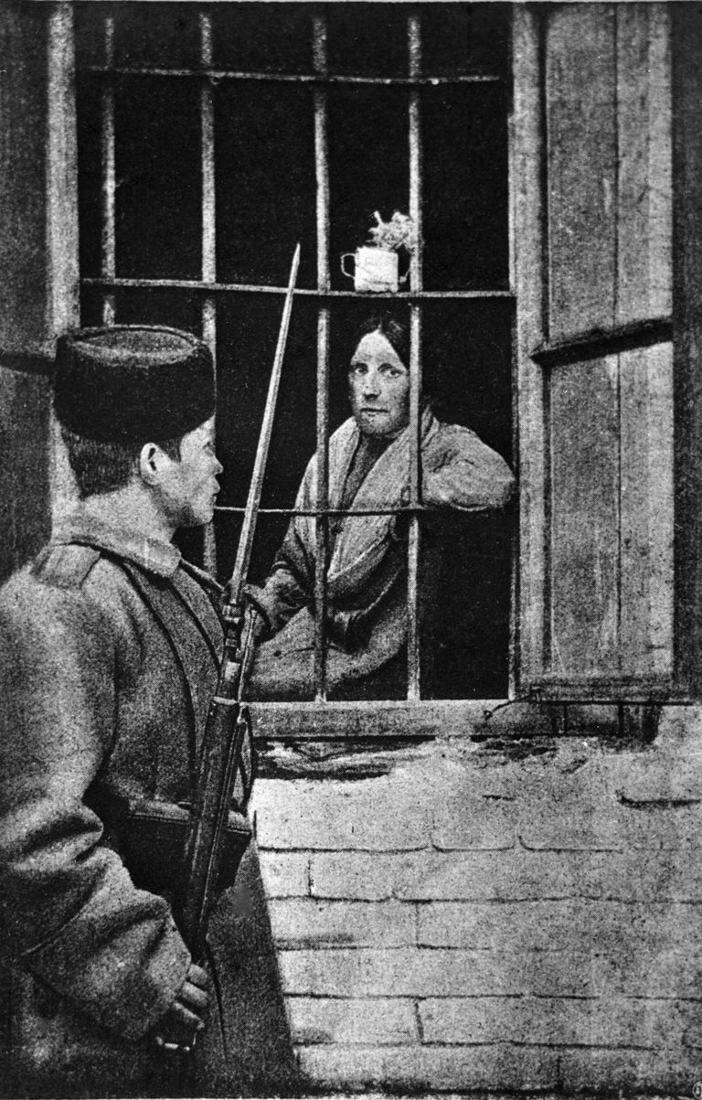 Эсерка Мария Спиридонова за решеткой тюремной больницы. 1 февраля 1905 года