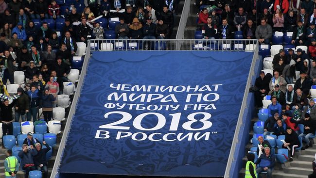 Растяжка на трибунах с рекламой чемпионата мира по футболу 2018 на стадионе Самара Арена. Архивное фото Растяжка на трибунах с рекламой чемпионата мира по футболу 2018 на стадионе Самара Арена. Архивное фото