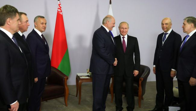 Президент РФ Владимир Путин и президент Белоруссии Александр Лукашенко во время встречи. 14 мая 2018 Президент РФ Владимир Путин и президент Белоруссии Александр Лукашенко во время встречи. 14 мая 2018