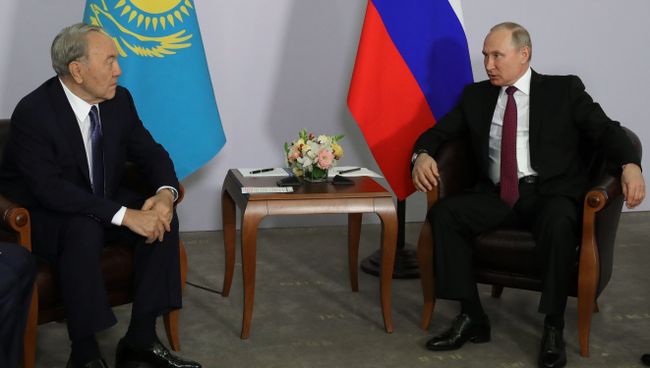 Президент РФ Владимир Путин и президент Казахстана Нурсултан Назарбаев во время встречи Президент РФ Владимир Путин и президент Казахстана Нурсултан Назарбаев во время встречи