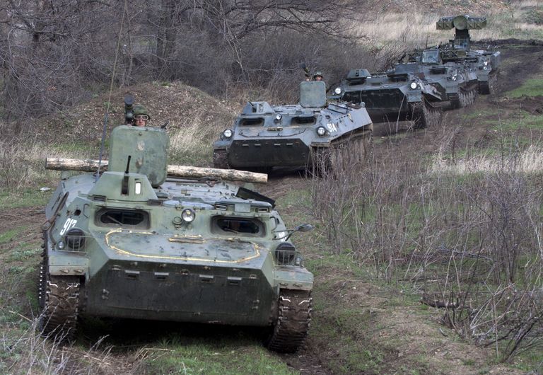 Многоцелевые транспортеры МТ-ЛБ во время тактических учений в Луганской области Многоцелевые транспортеры МТ-ЛБ во время тактических учений в Луганской области