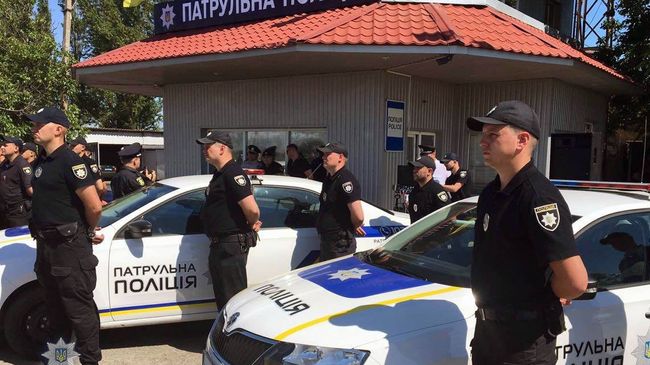 Сотрудники патрульной полиции в Крыму и Севастополе в Херсонской области, Украина Сотрудники патрульной полиции в Крыму и Севастополе в Херсонской области, Украина