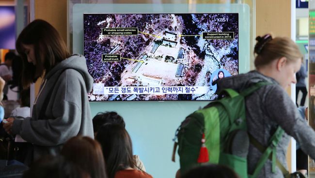 Трансляция новостей о северокорейском ядерном полигоне Пхунгери в Сеуле. Архивное фото Трансляция новостей о северокорейском ядерном полигоне Пхунгери в Сеуле. Архивное фото