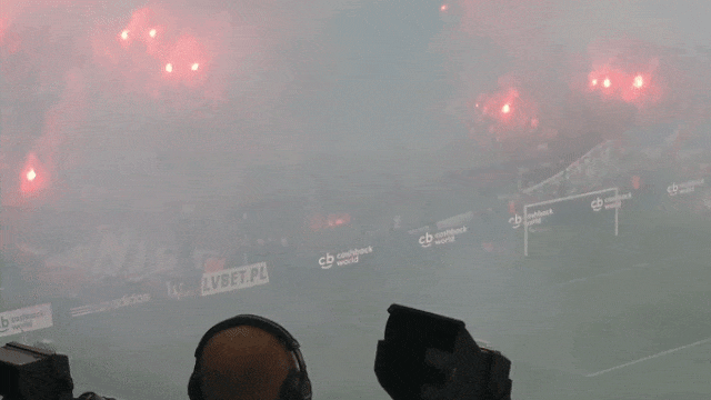 Болельщики подожгли флаг. gif Болельщики подожгли флаг. gif