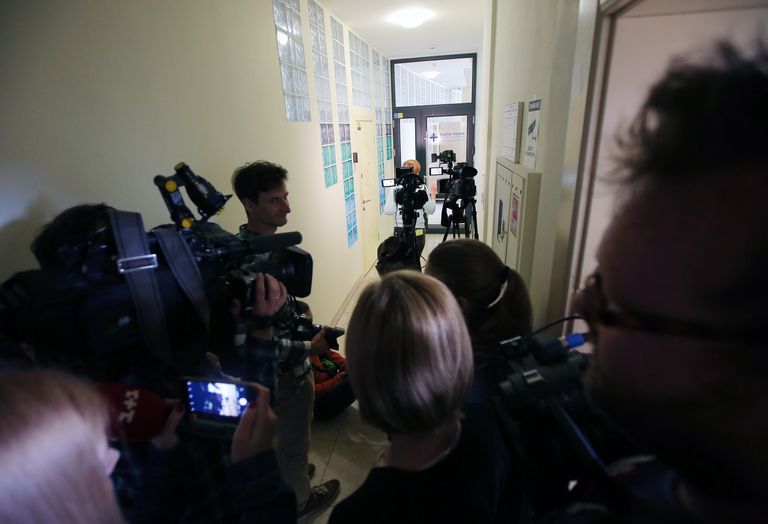 Журналисты у офиса РИА Новости Украина в Киеве, где СБУ проводит обыски. 15 мая 2018