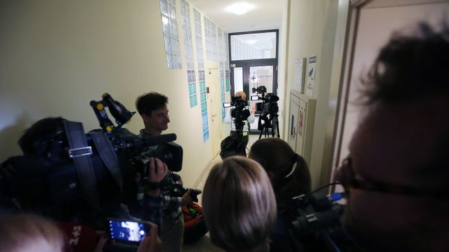 Журналисты у офиса РИА Новости Украина в Киеве, где СБУ проводит обыски. 15 мая 2018 Журналисты у офиса РИА Новости Украина в Киеве, где СБУ проводит обыски. 15 мая 2018