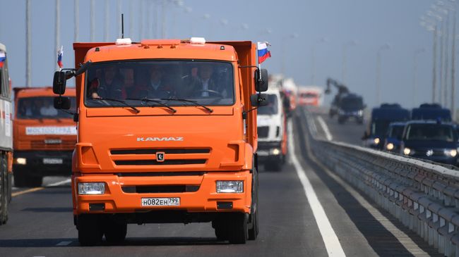 Президент РФ Владимир Путин за рулем автомобиля КамАЗ во время открытия автомобильной части Крымского моста. 15 мая 2018 Президент РФ Владимир Путин за рулем автомобиля КамАЗ во время открытия автомобильной части Крымского моста. 15 мая 2018