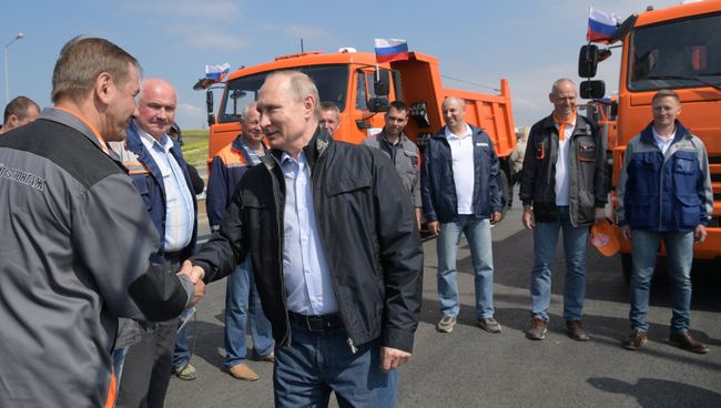 Президент РФ Владимир Путин во время беседы на нулевом километре со строителями Крымского моста. 15 мая 2018 Президент РФ Владимир Путин во время беседы на нулевом километре со строителями Крымского моста. 15 мая 2018