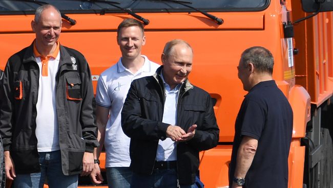 Президент РФ Владимир Путин и председатель совета директоров ООО Стройгазмонтаж Аркадий Ротенберг во время открытия Крымского моста. 15 мая 2018