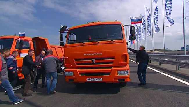 Путин за рулем КамАЗа промчался по Крымскому мосту
