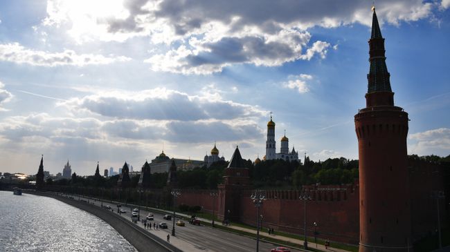 Московский Кремль и Кремлевская набережная. Архивное фото Московский Кремль и Кремлевская набережная. Архивное фото