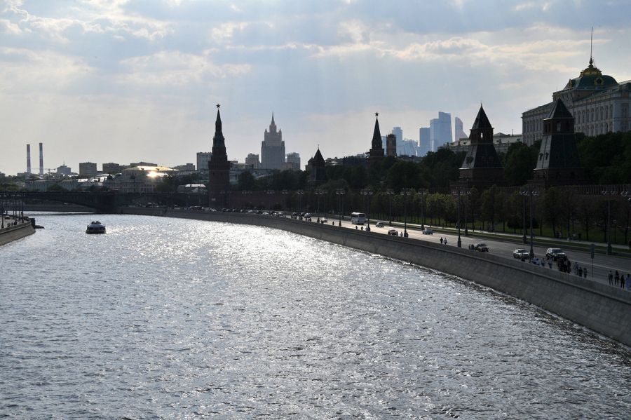 Кремлевская набережная и Московский Кремль Кремлевская набережная и Московский Кремль