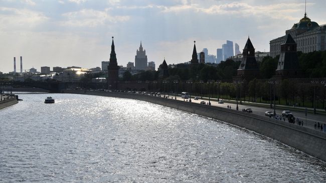 Кремлевская набережная и Московский Кремль