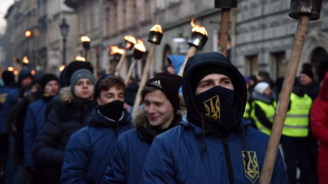 Участники факельного шествия активистов праворадикальных организаций, приуроченного ко дню гибели главнокомандующего УПА Романа Шухевича 5 марта 1950 года Участники факельного шествия активистов праворадикальных организаций, приуроченного ко дню гибели главнокомандующего УПА Романа Шухевича 5 марта 1950 года