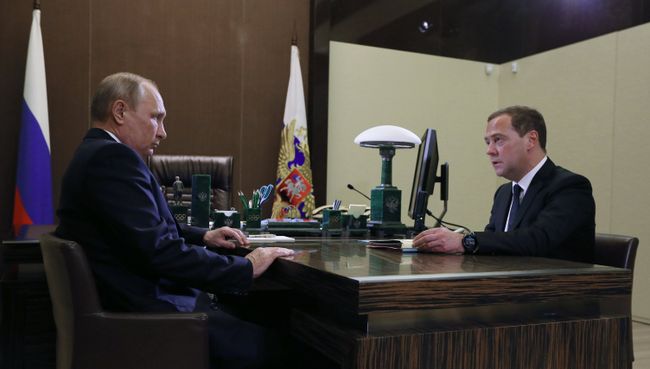 Владимир Путин и Дмитрий Медведев во время встречи в Сочи. 15 мая 2018 Владимир Путин и Дмитрий Медведев во время встречи в Сочи. 15 мая 2018
