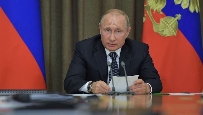 Президент Рф Владимир Путин проводит совещание с руководством министерства обороны РФ и представителями ВПК. 15 мая 2018 Президент Рф Владимир Путин проводит совещание с руководством министерства обороны РФ и представителями ВПК. 15 мая 2018