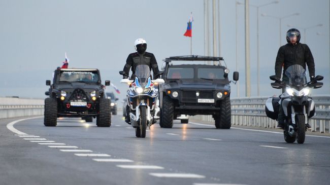 Автомобильное и мотоциклетное движение по автодорожной части Крымского моста. 16 мая 2018