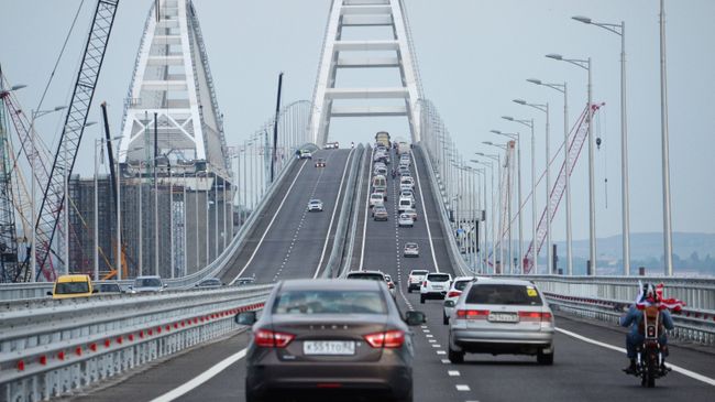 Автомобильное движение по автодорожной части Крымского моста. 16 мая 2018 Автомобильное движение по автодорожной части Крымского моста. 16 мая 2018