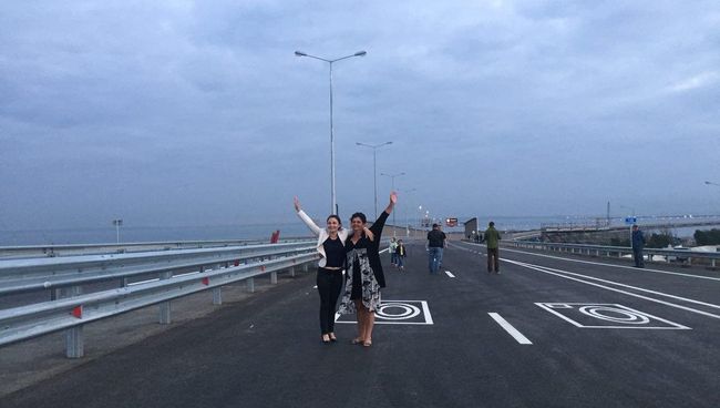 Гости на открытии автомобильного движения по автодорожной части Крымского моста Гости на открытии автомобильного движения по автодорожной части Крымского моста