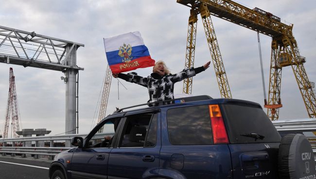 Автомобилист едет по автодорожной части Крымского моста. 16 мая 2018 Автомобилист едет по автодорожной части Крымского моста. 16 мая 2018