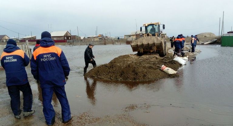 Спасатели МЧС России во время ликвидации последстий разлива рек в Якутии. 16 мая 2018
