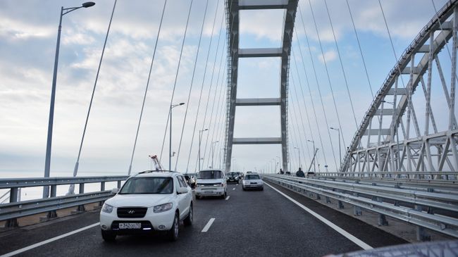 Автомобильное движение по автодорожной части Крымского моста. Архивное фото Автомобильное движение по автодорожной части Крымского моста. Архивное фото