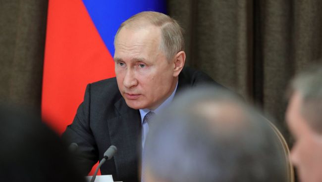 Президент РФ Владимир Путин проводит совещание с руководством министерства обороны РФ и представителями предприятий ОПК. 16 мая 2018