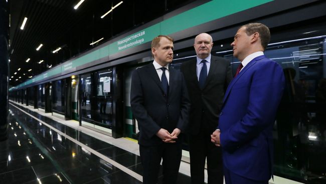Председатель правительства РФ Дмитрий Медведев во время посещения станции метро Новокрестовская в Санкт-Петербурге. 16 мая 2018