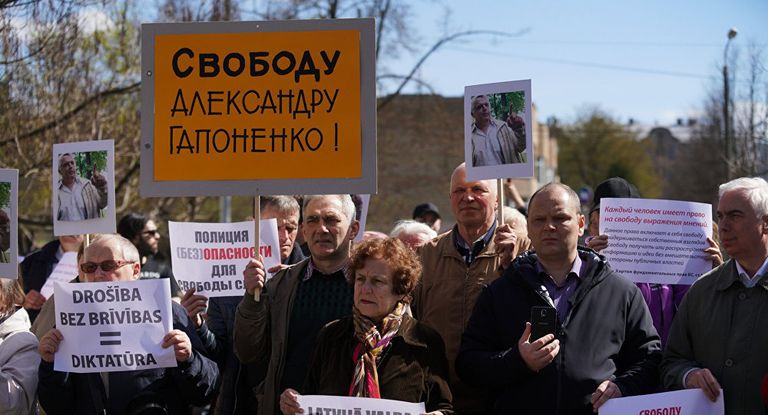 Пикет у здания Рижской центральной тюрьмы в столице Латвии с требованием освободить защитников русских школ в стране Александра Гапоненко и Владимира Линдермана. 16 мая 2018 Пикет у здания Рижской центральной тюрьмы в столице Латвии с требованием освободить защитников русских школ в стране Александра Гапоненко и Владимира Линдермана. 16 мая 2018