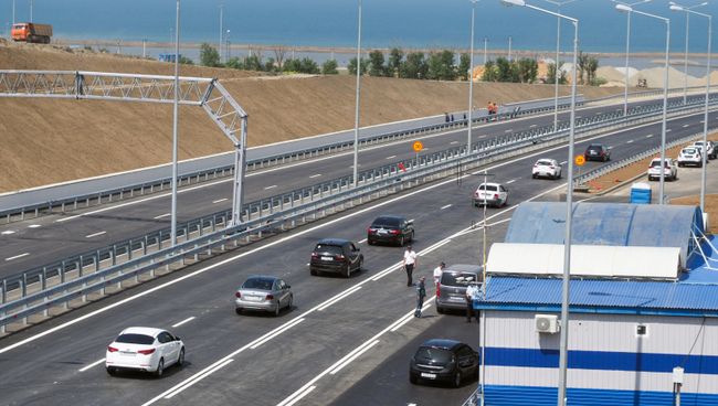 Автомобильное движение по автодорожной части Крымского моста. Архивное фото Автомобильное движение по автодорожной части Крымского моста. Архивное фото