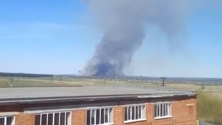 Очевидцы сняли на видео столб дыма от взрывов снарядов в Пугачево Очевидцы сняли на видео столб дыма от взрывов снарядов в Пугачево