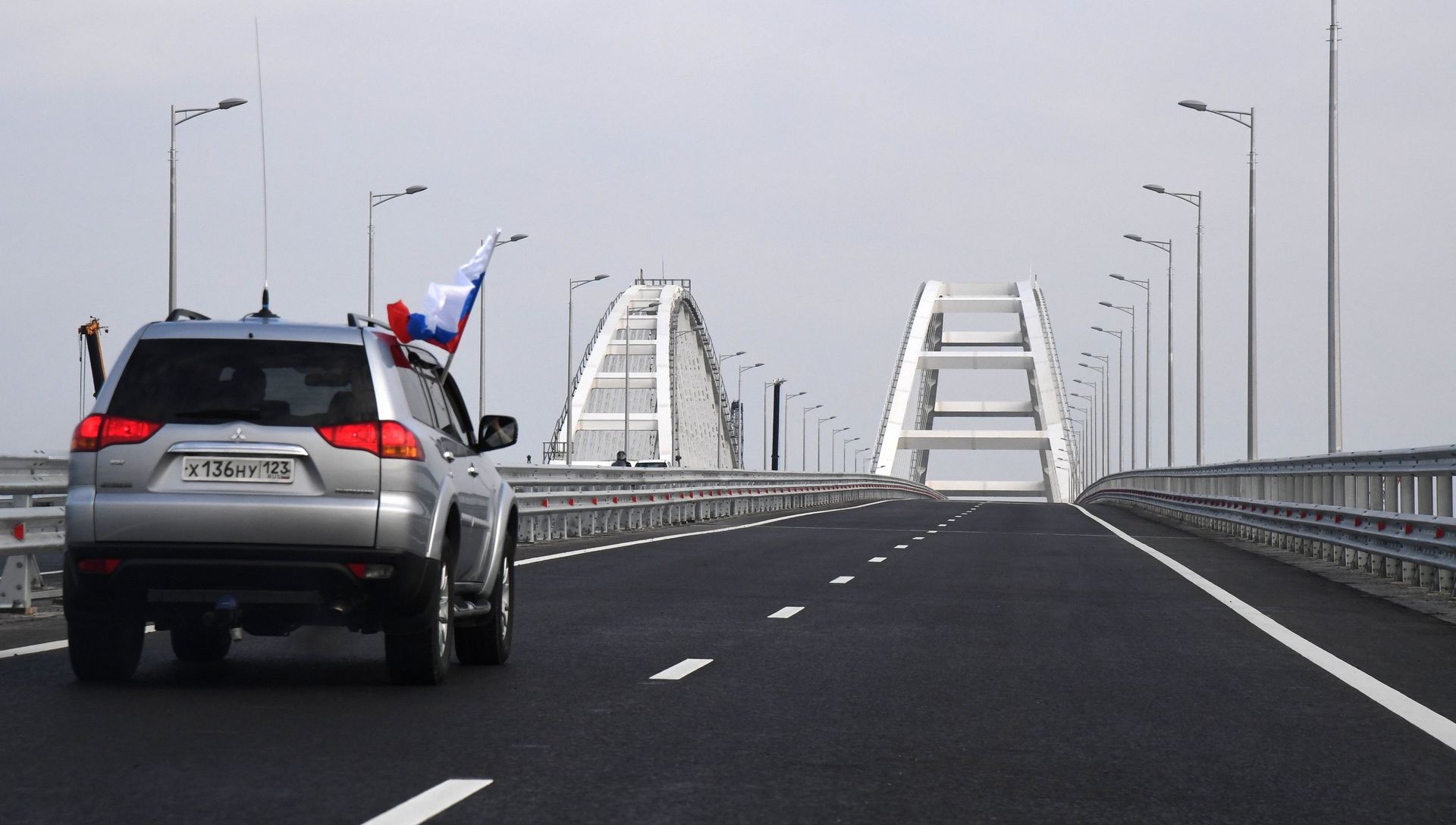Автомобильное движение по автодорожной части Крымского моста Автомобильное движение по автодорожной части Крымского моста - РИА Новости, 1920, 16.05.2018