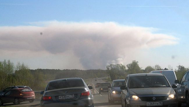 Облако дыма над территорией бывшего военного арсенала в Удмуртии в результате пожара. 16 мая 2018 Облако дыма над территорией бывшего военного арсенала в Удмуртии в результате пожара. 16 мая 2018
