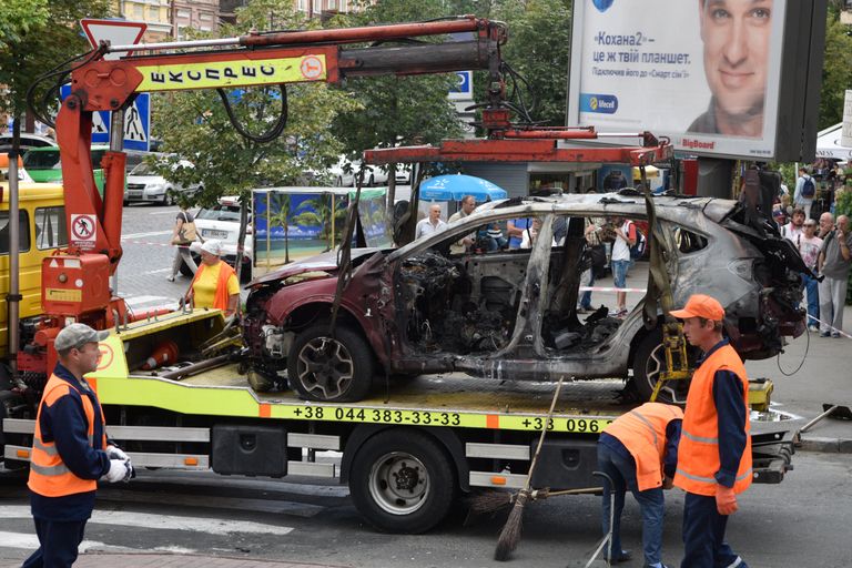 Взорванный автомобиль на перекрестке улиц Богдана Хмельницкого и Ивана Франко, в котором погиб журналист Павел Шеремет
