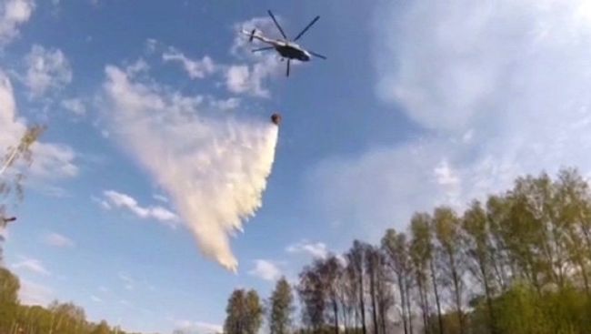 Вертолет Ми-8 во время тушения пожара на территории бывшего военного арсенала в поселке Пугачево в Удмуртии. 17 мая 2018 Вертолет Ми-8 во время тушения пожара на территории бывшего военного арсенала в поселке Пугачево в Удмуртии. 17 мая 2018