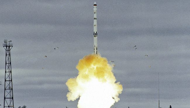 Запуск межконтинентальной баллистической ракеты Старт-1 (создана на базе Тополя) на космодроме Плесецк. 2000 год Запуск межконтинентальной баллистической ракеты Старт-1 (создана на базе Тополя) на космодроме Плесецк. 2000 год