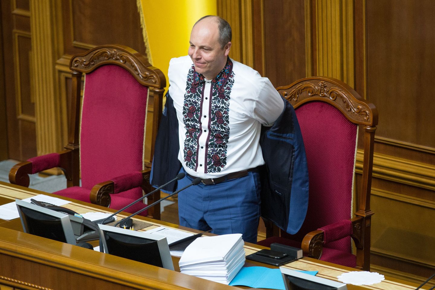 Председатель Верховной Рады Андрей Парубий, одетый в традиционную украинскую одежду на заседании Верховной рады Украины в День вышиванки. 17 мая 2018